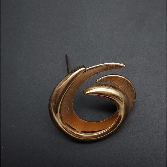 VINTAGE 1960'S CROWN TRIFARI SWRL BRUSHED GOLD PIN 1 7/8 EXCELLENT CONDITION - Picture 8 of 14